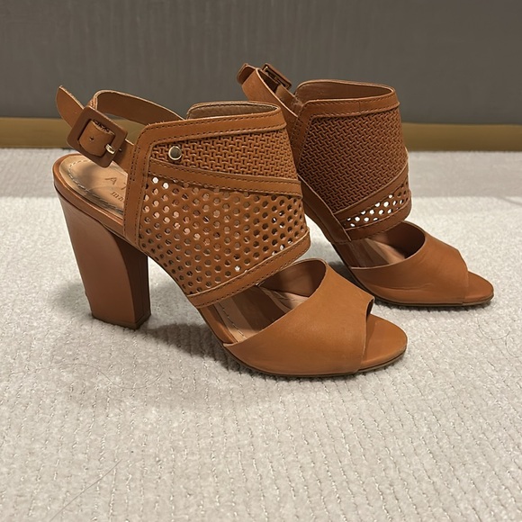 Ateliers Camel Block Heel Sandal
Size 36 - Picture 2 of 7